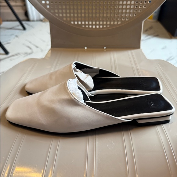White mule flats size 7 - Picture 5 of 5